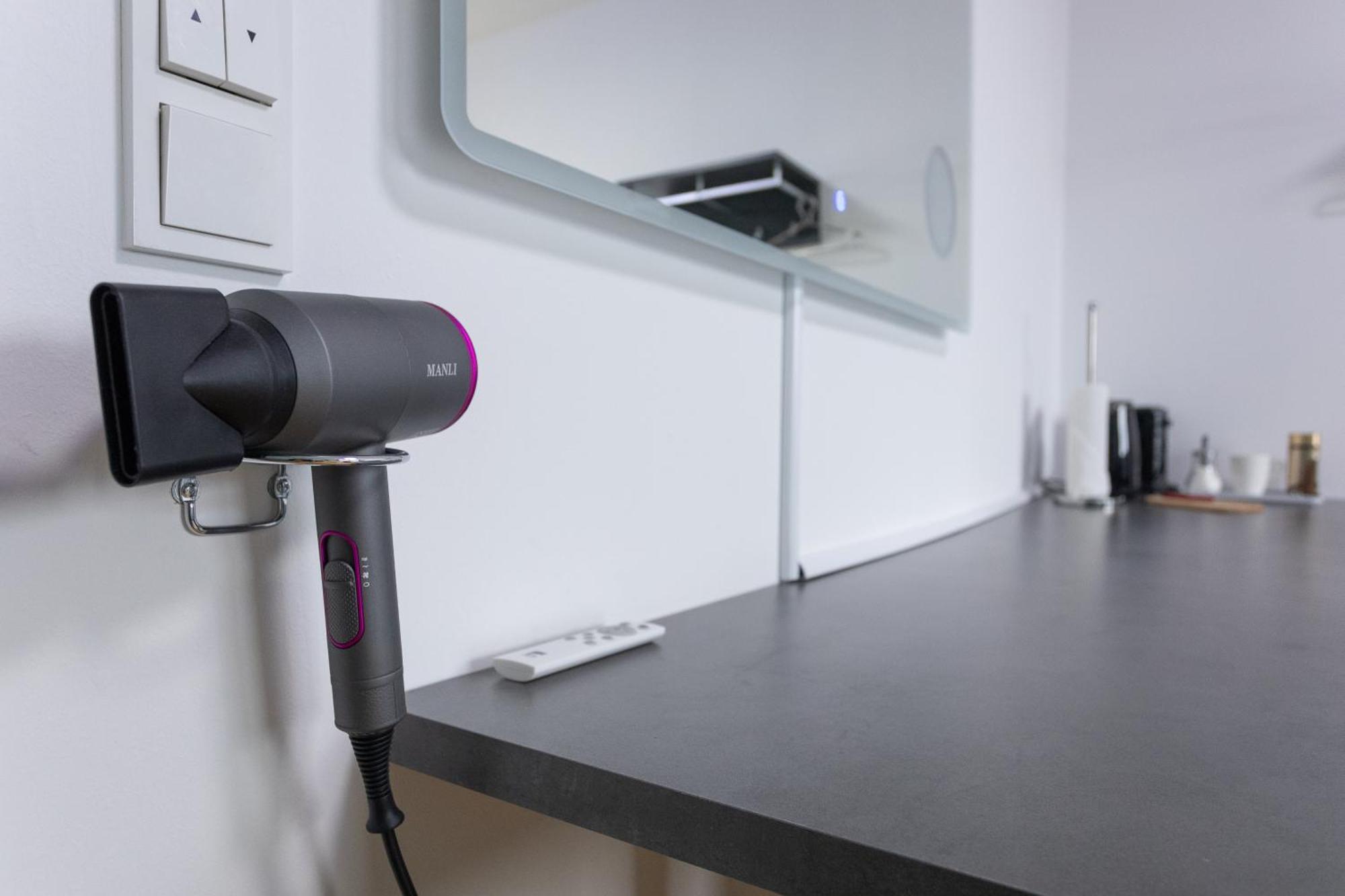 Private Room With Ac- Microwave, Personal Fridge & Metro Access - 7 Min To Center Wenen Buitenkant foto